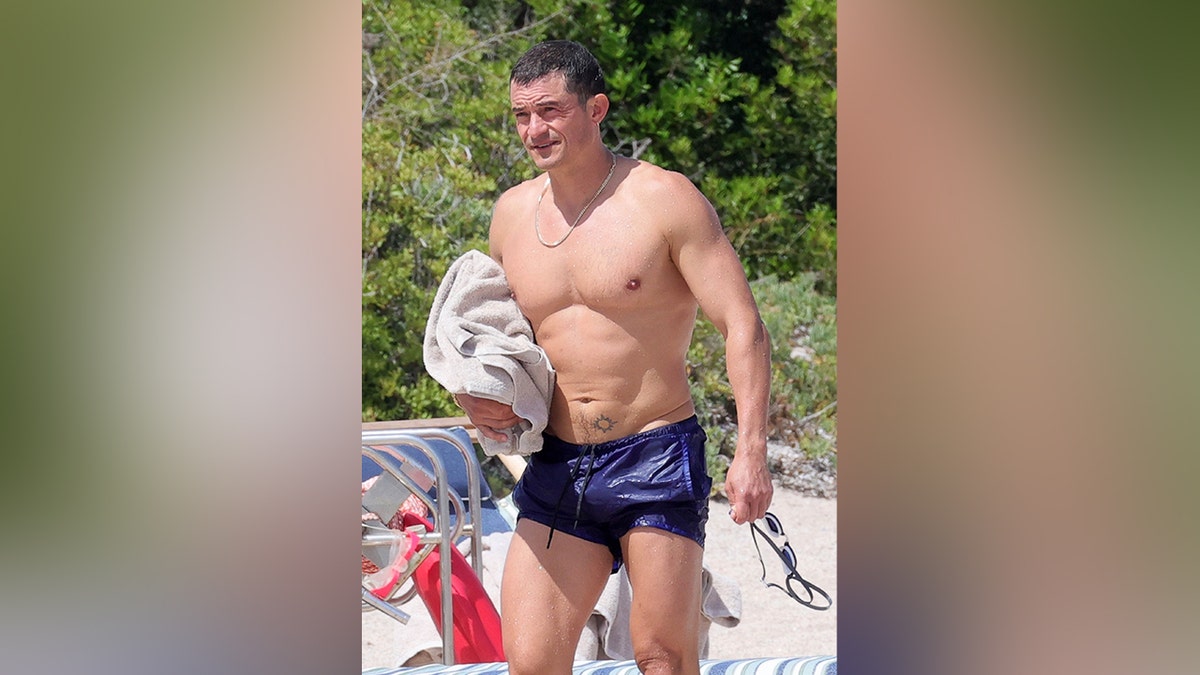 Orlando Bloom lució su six pack cuando se quedó sin camiseta en Italia.