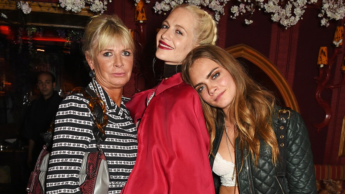 Cara Delevingne posa para una foto con su hermana Poppy y su madre Pandora