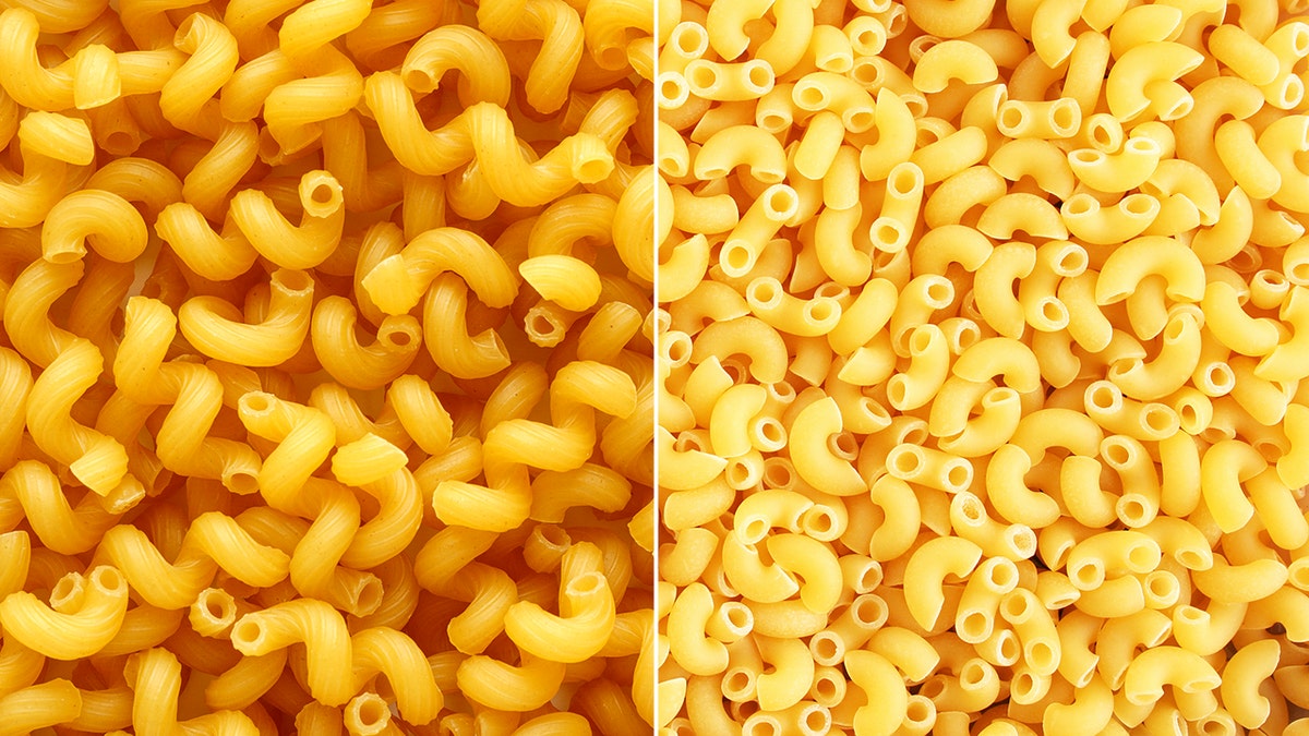 Una imagen dividida que compara la pasta cavatappi y la pasta macarrones.