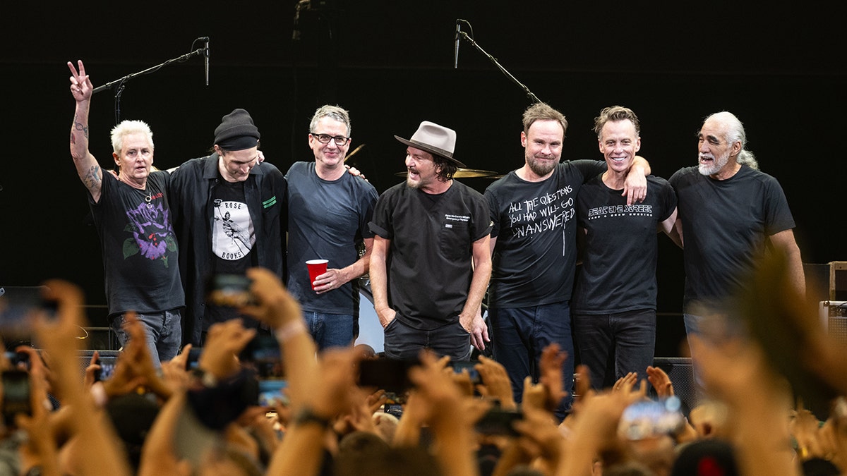 Banda Pearl Jam sorri após show