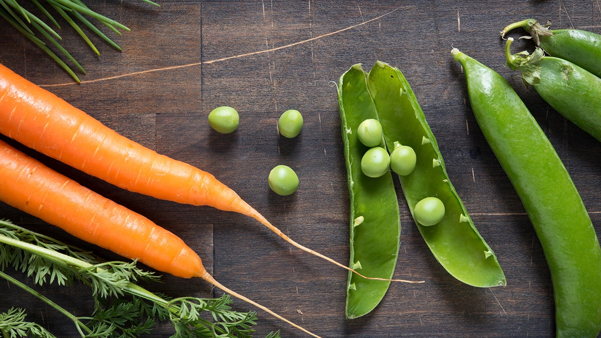 comparación entre guisantes y zanahorias
