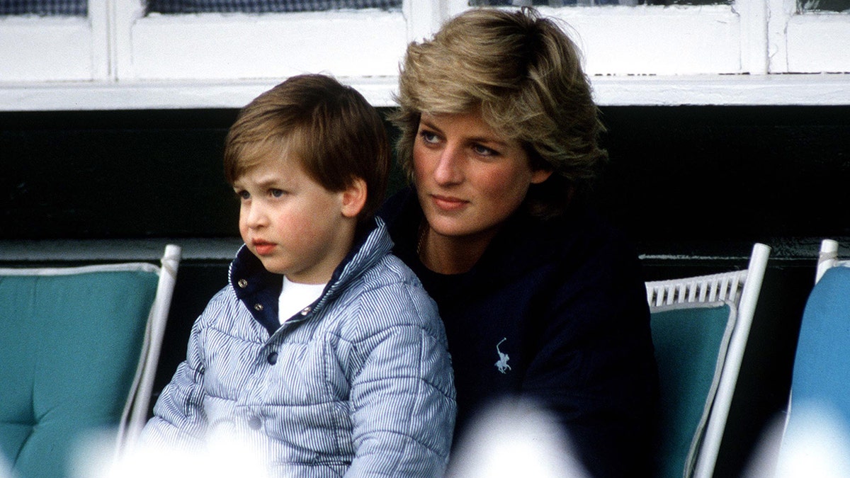 Um jovem príncipe William sentado no colo da princesa Diana no polo.