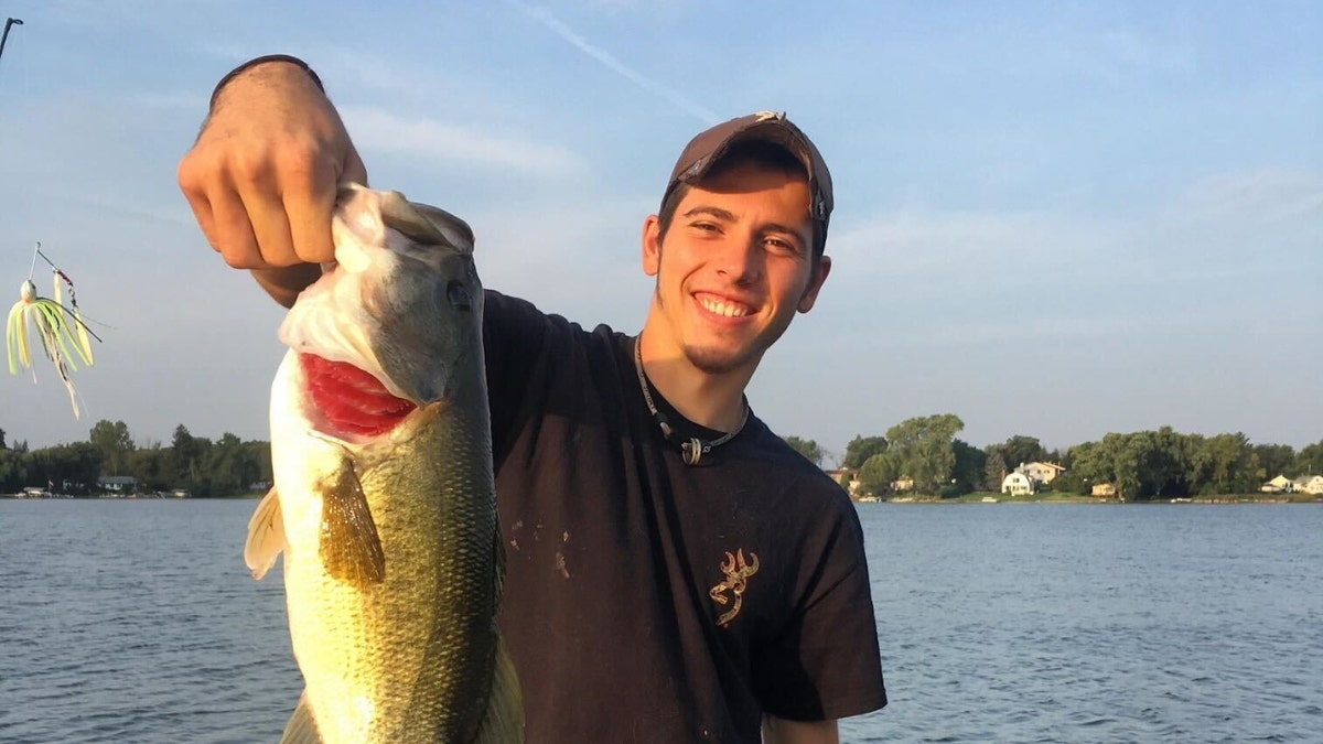 Austin Lockwood sosteniendo un pez