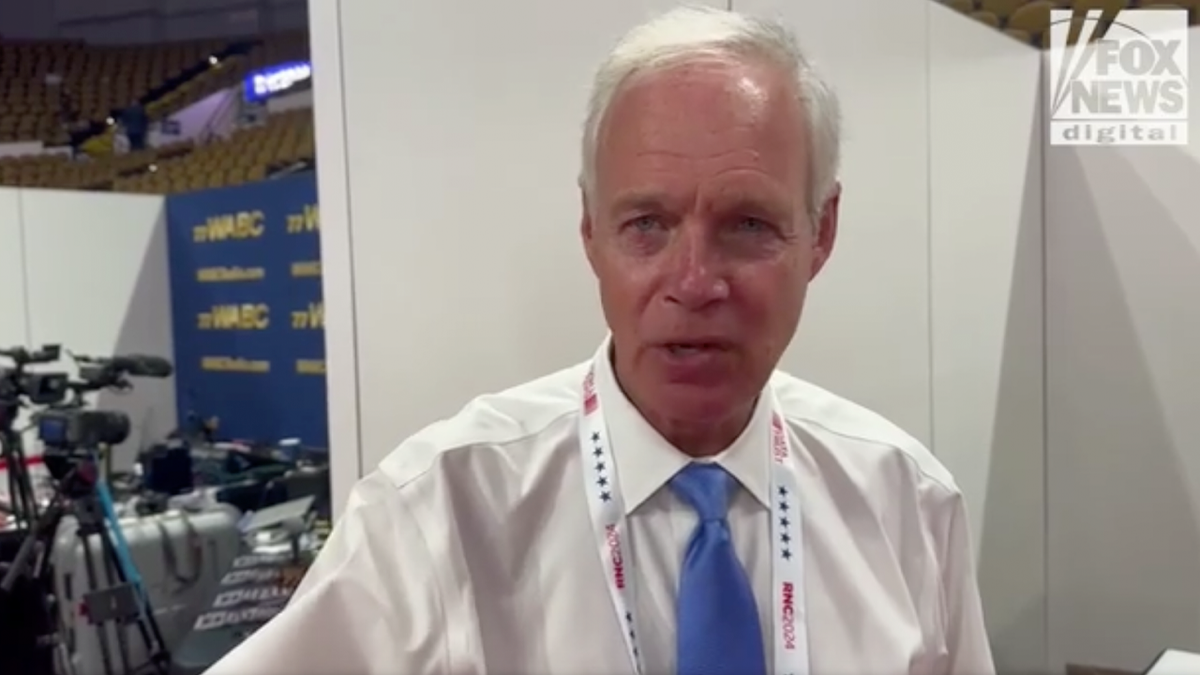 O senador Ron Johnson fala com a Fox Digital