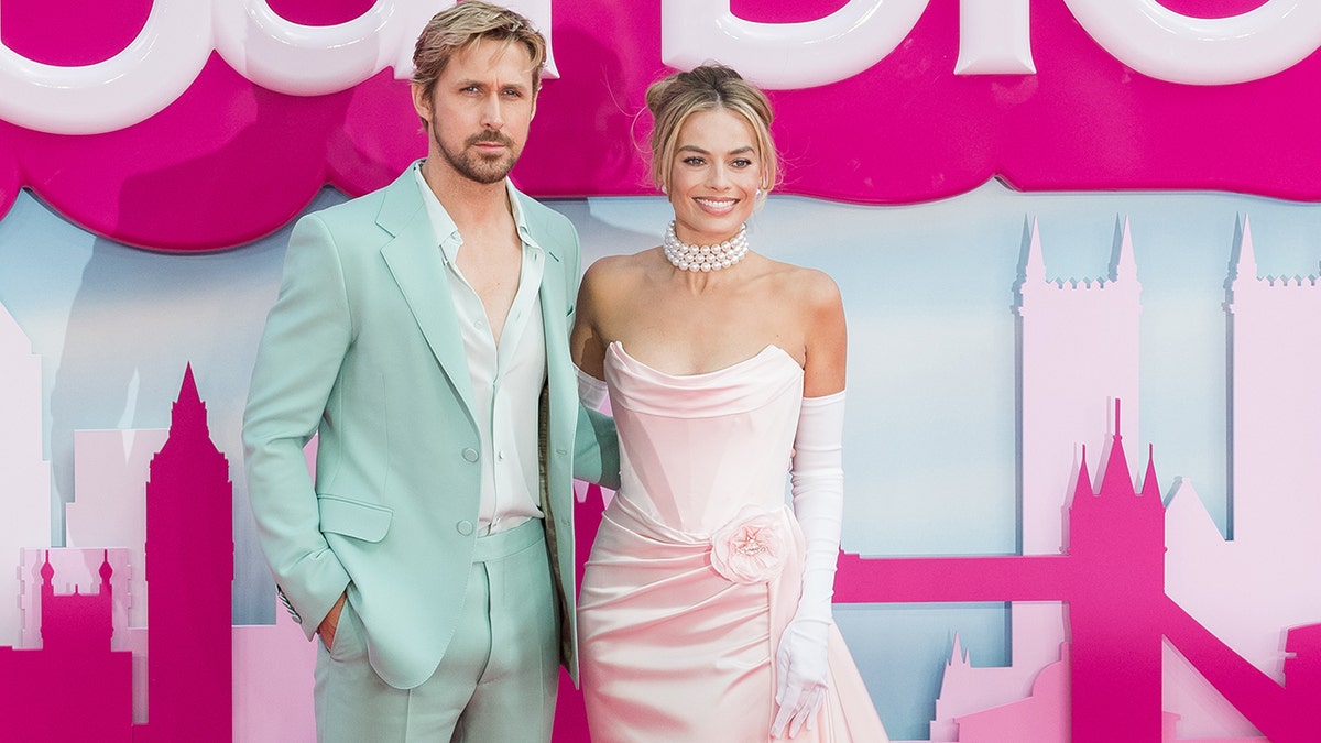 Ryan Gosling y Margot Robbie en el estreno de "Barbie