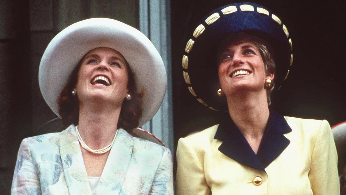 Princesa Diana e Sarah Ferguson no Trooping the Colour em 1991.