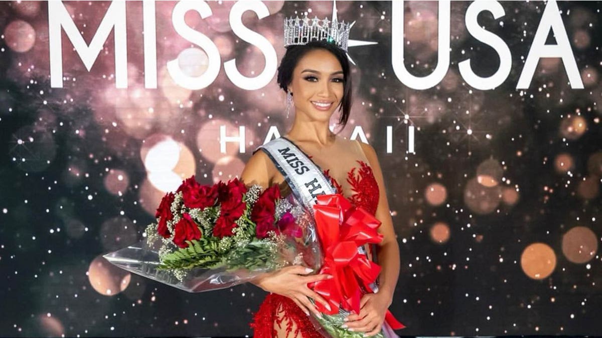 miss usa savannah gankiewicz posing with crown, sash and bouquet of roses