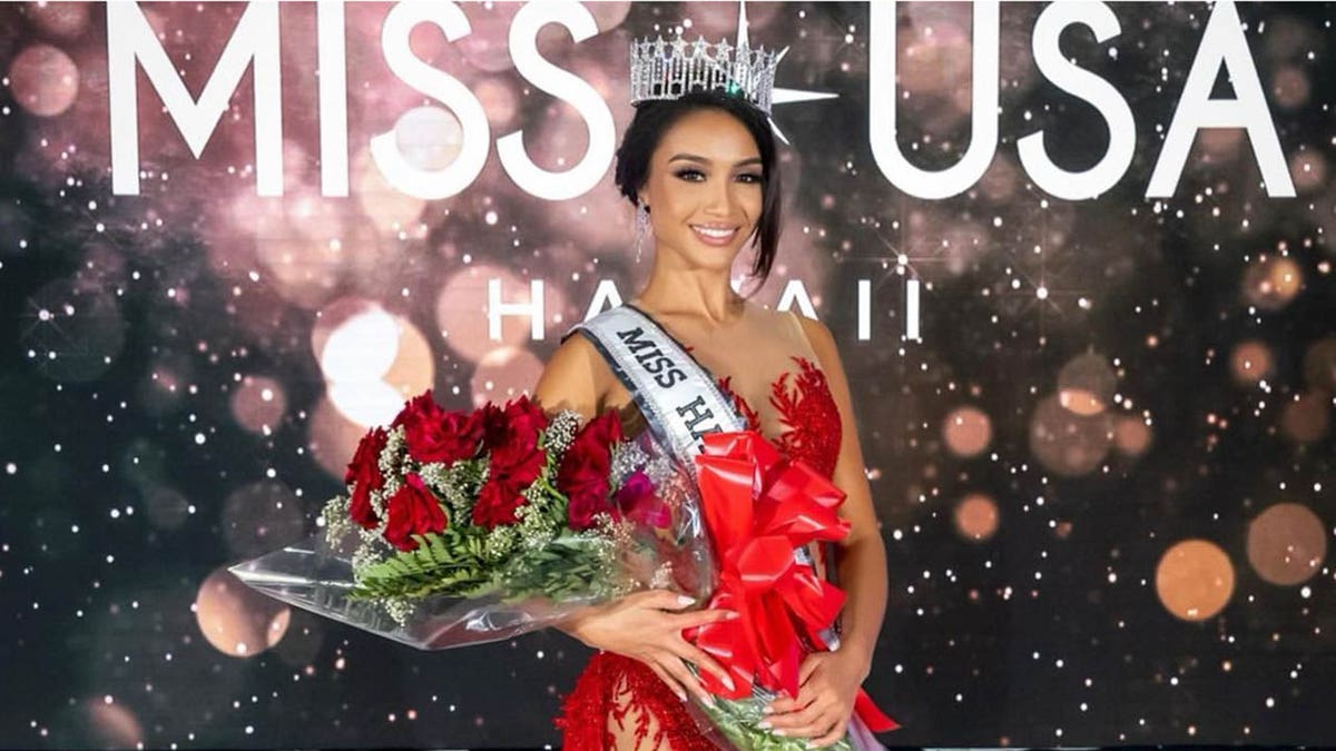 miss usa savannah gankiewicz posando con corona, banda y ramo de rosas