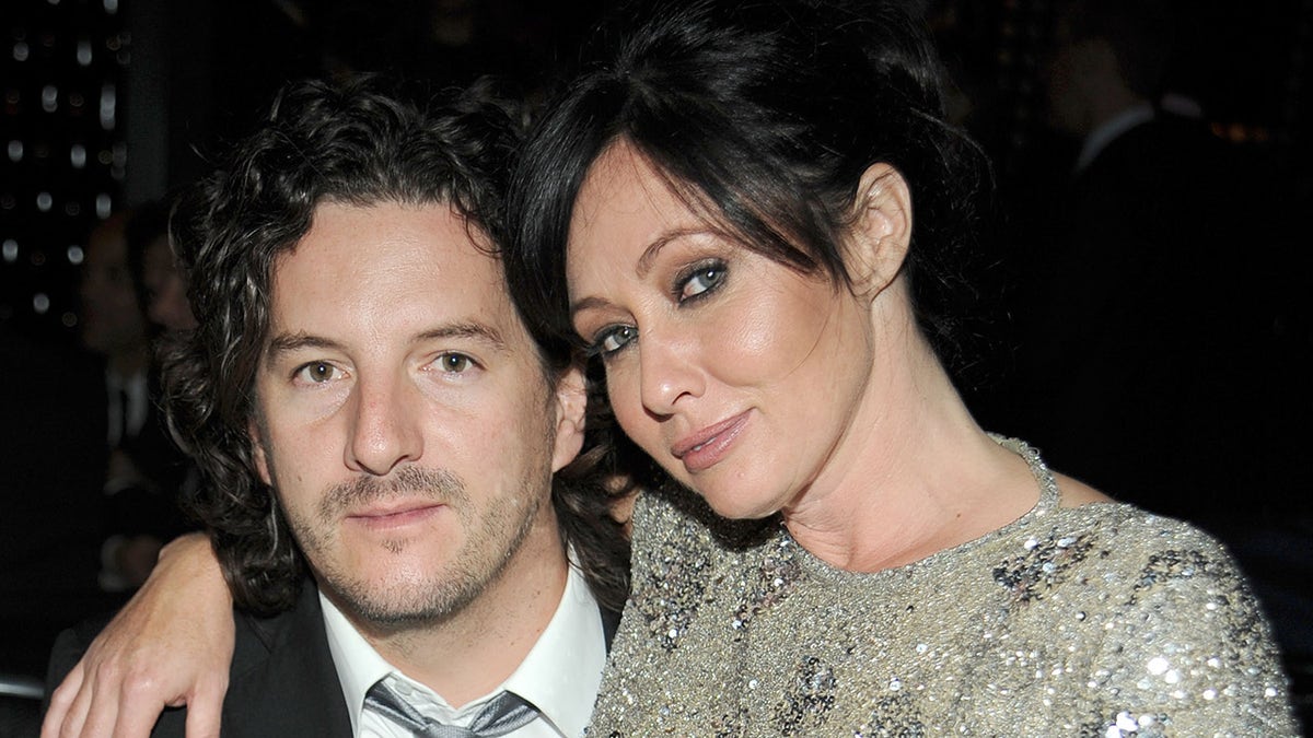 Shannen Doherty abraza a su marido Kurt Iswarienko.