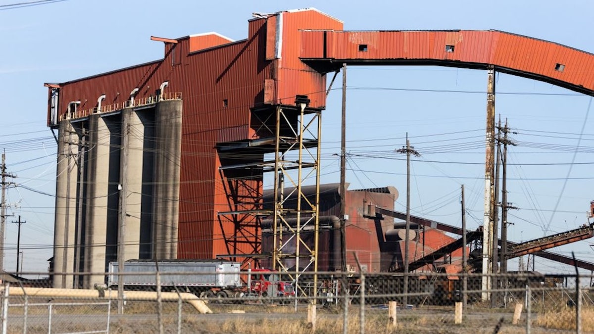 A pesar de las afirmaciones de la Casa Blanca, encontrar buenos empleos sigue siendo un reto para los hombres y la industria manufacturera estadounidense no se está recuperando como dice la administración. ARCHIVO: Una acería en Middletown, Ohio, el 24 de octubre de 2022 (Foto de MEGAN JELINGER/AFP vía Getty Images).