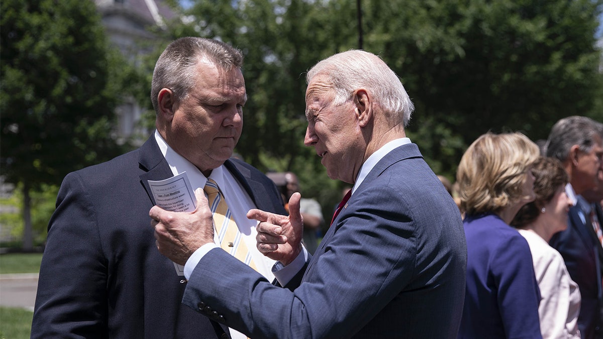 Jon Tester com Joe Biden