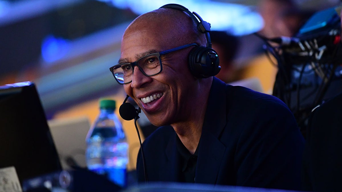 Mychal Thompson broadcasts for Lakers