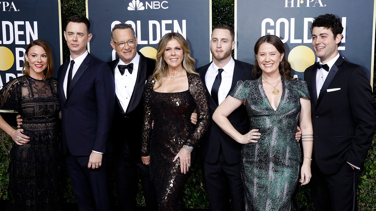 Tom Hanks de esmoquin en los Globos de Oro con toda su familia Samantha Bryant (esposa de Colin), Colin Hanks, Rita Wilson, Elizabeth Ann Hanks, Chet Hanks y Truman Theodore Hanks