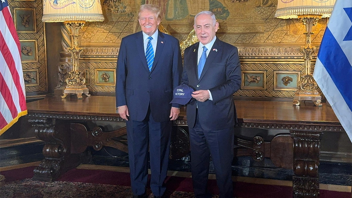 Donald Trump stands for photo with Benjamin Netanyahu