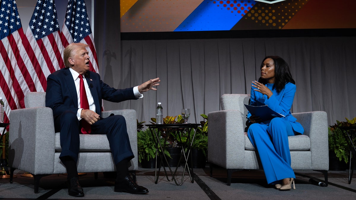 Donald Trump con Rachel Scott en el escenario de la convención NABJ