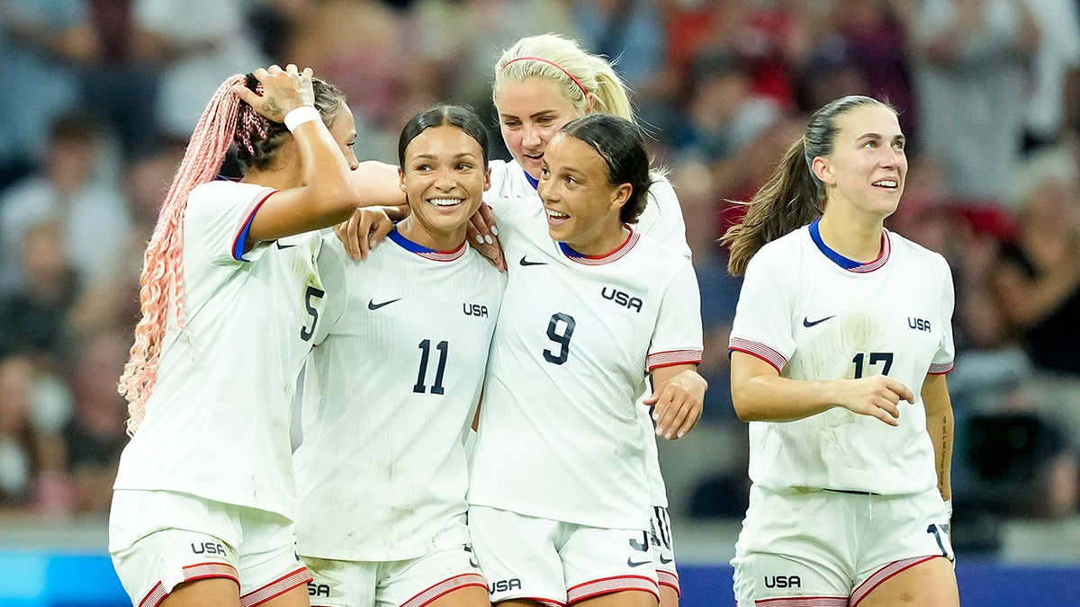 Abrazos de la USWNT tras el gol