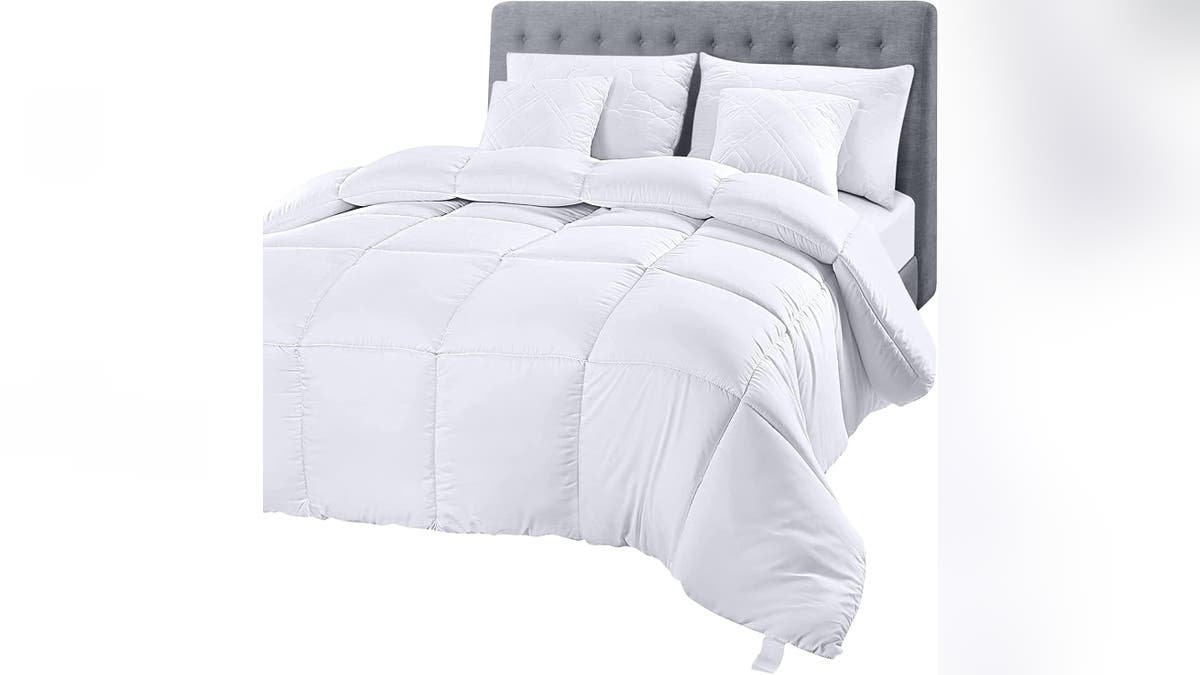 Reviewers love this comforter.