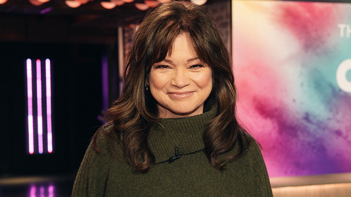 Valerie Bertinelli sonríe suavemente con un jersey verde