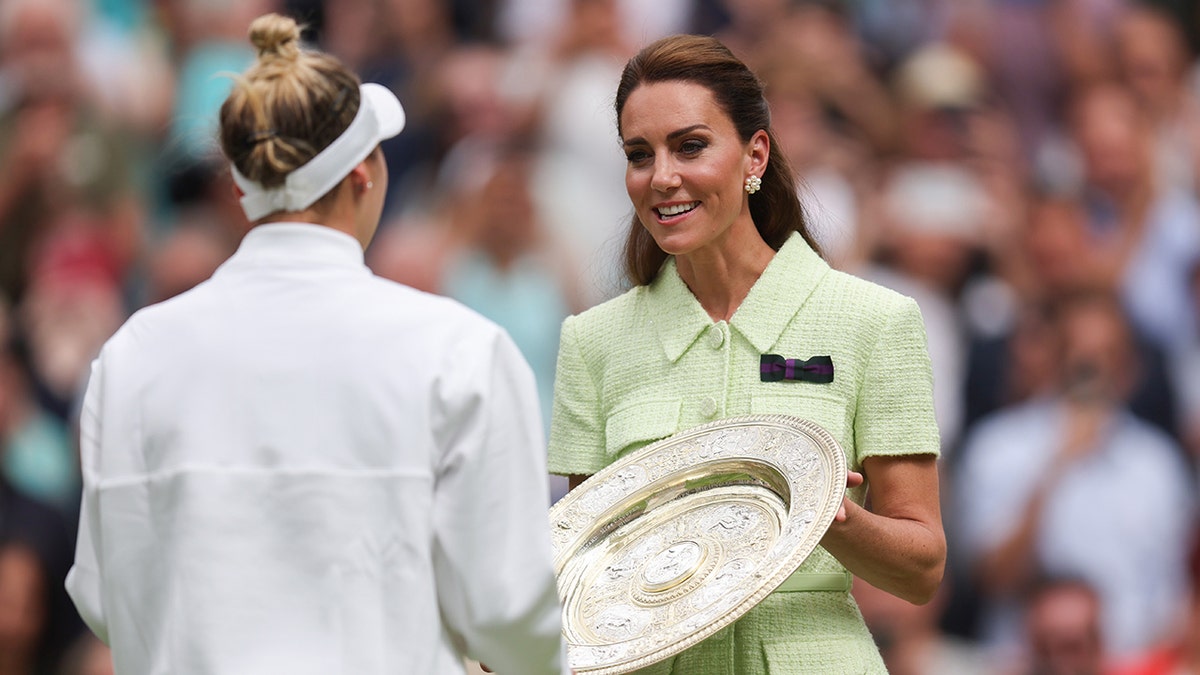 Kate Middleton w jasnozielonej sukience wręcza trofeum Venus Rosewater Dish Marketa Vondrousova na Wimbledonie 2023