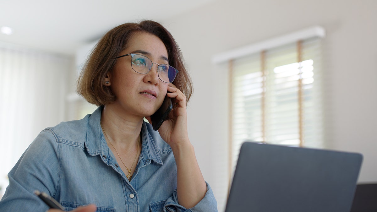 Mujer preocupada al teléfono