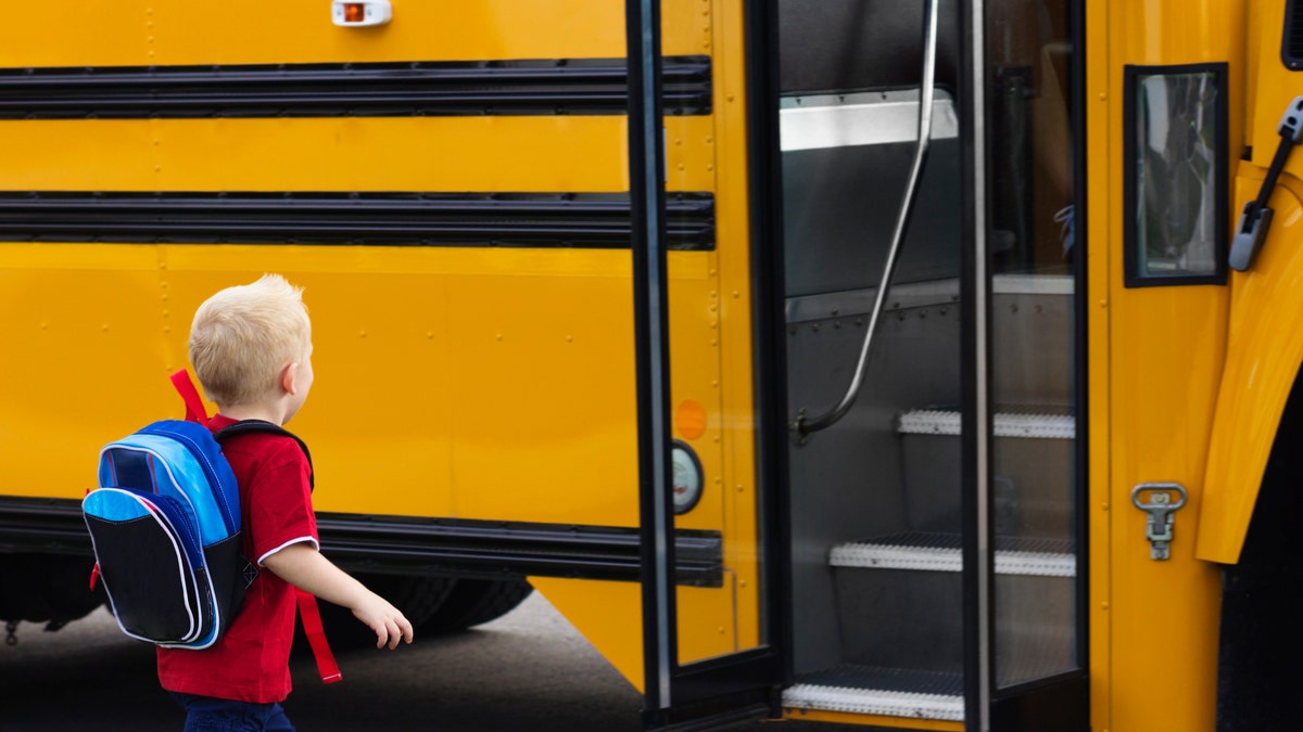 Niño esperando el autobús escolar