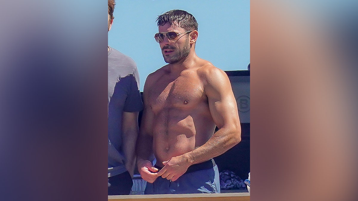 Zac Efron sin camiseta en un barco en St. Tropez