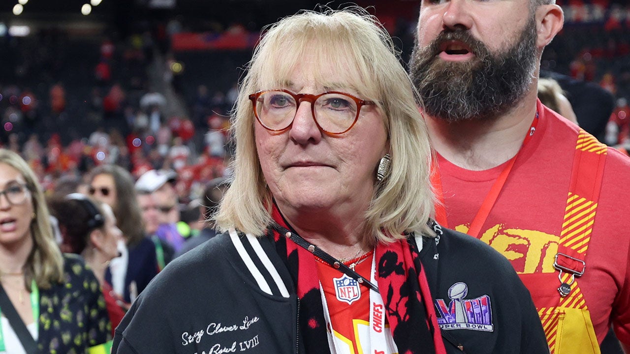 Donna Kelce shows off message son Travis wrote on her jersey before first  game
