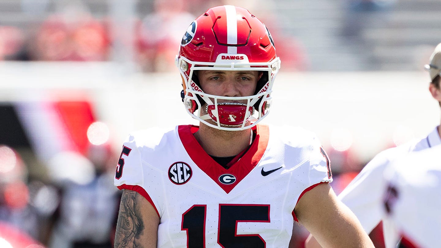 Georgia Bulldogs Quarterback Carson Beck Makes Relationship with Hanna Cavinder Public