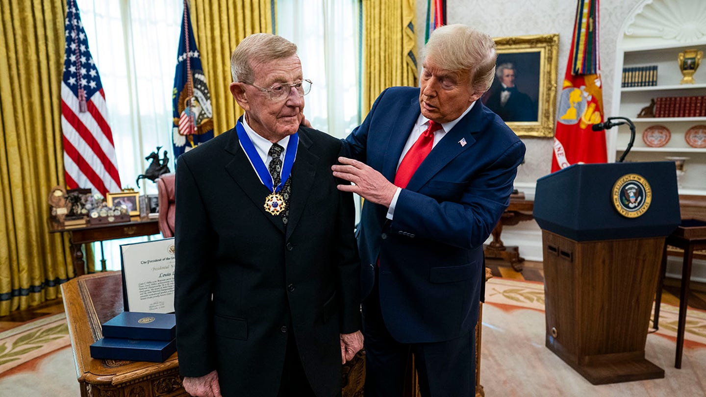 Famed football coach and broadcaster Lou Holtz slams Democrats amid government shutdown