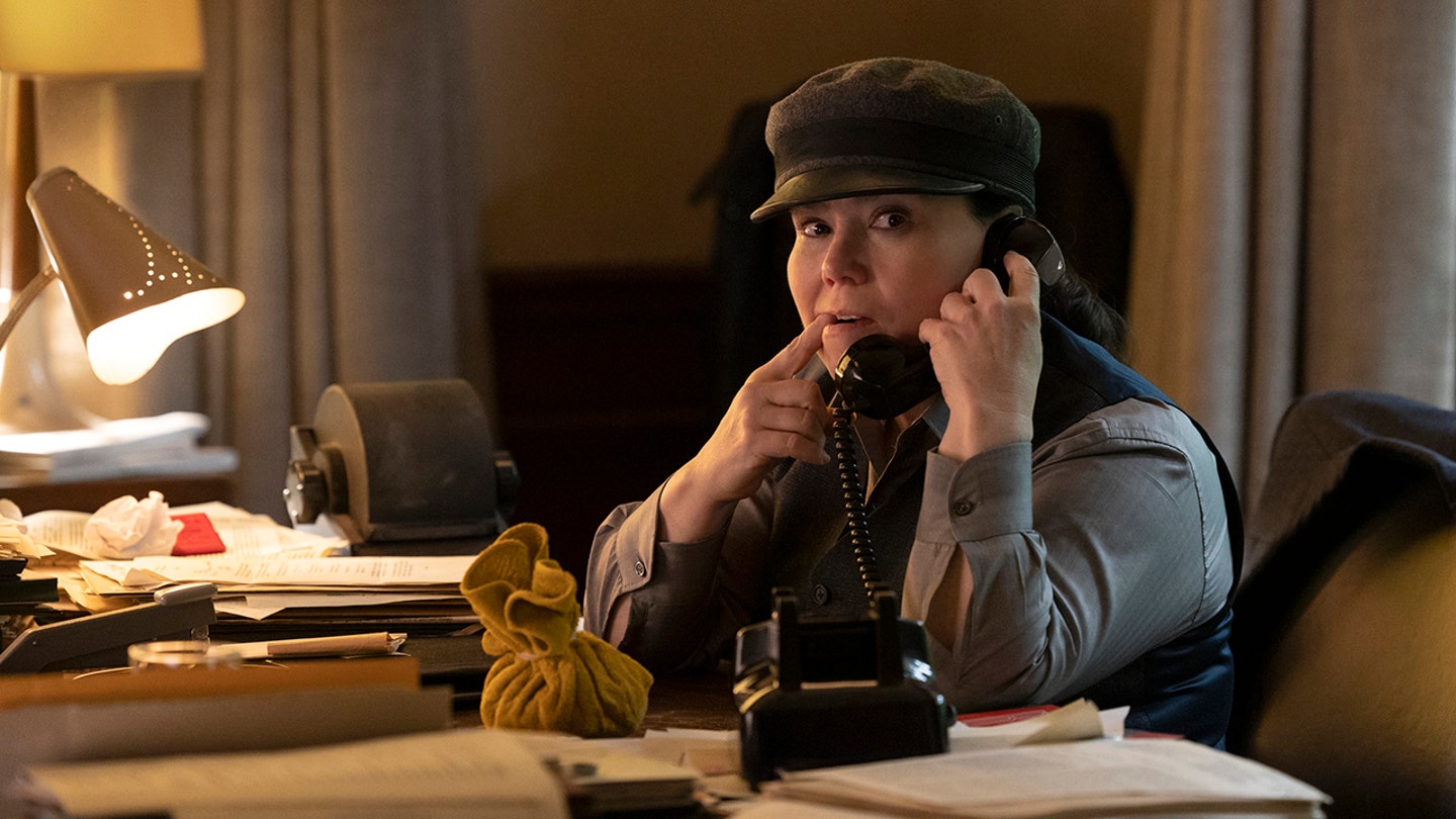 Hollywood's Unrealistic Beauty Standards: A Boredom for Alex Borstein