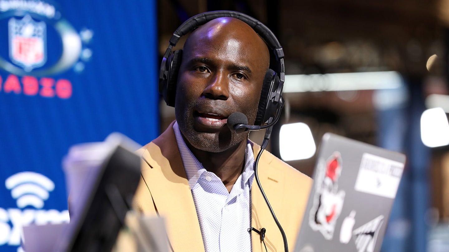 NFL Hall of Famer Terrell Davis Handcuffed and Escorted Off United Airlines Flight