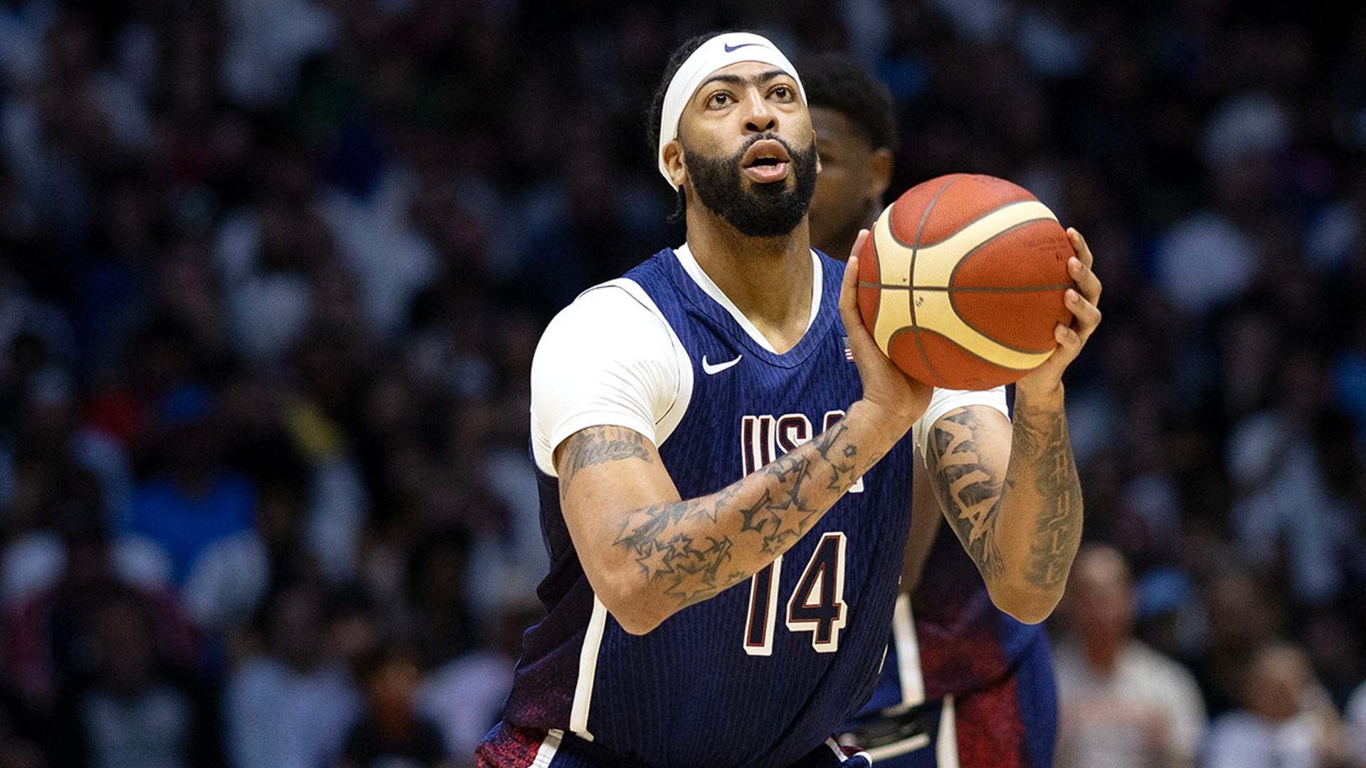 Anthony Davis shoots