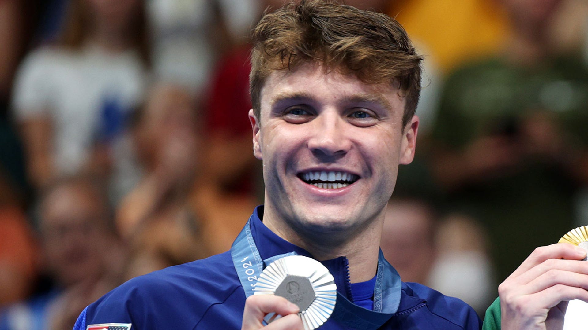 Boby Finke holds the medal