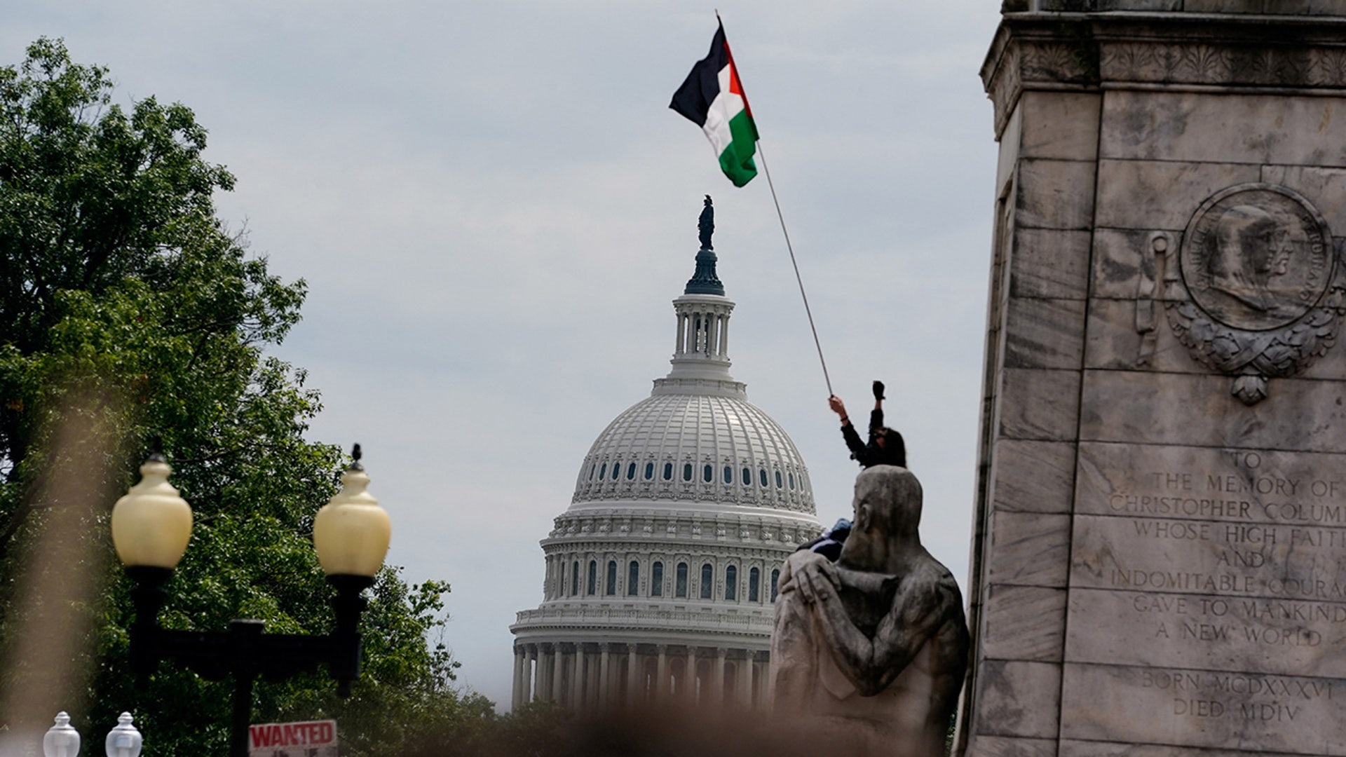 A pro-Palestinian demonstrator waves a Palestinian flag, on the day of Israeli Prime Minister Benjamin Netanyahu's address to a joint meeting of Congress, on Capitol Hill in Washington, U.S., July 24, 2024. REUTERS/Nathan Howard