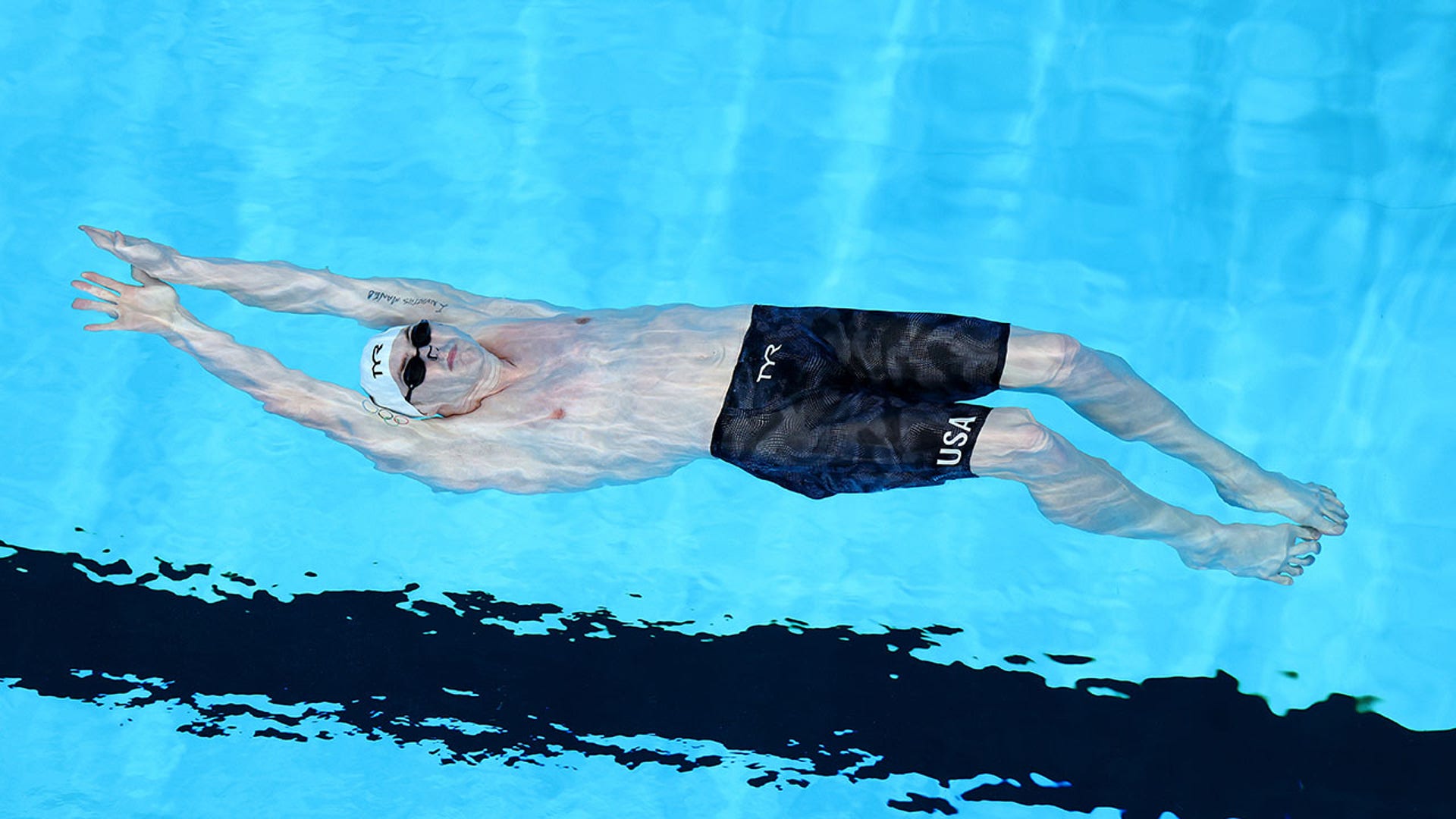 Hunter Armstrong swims