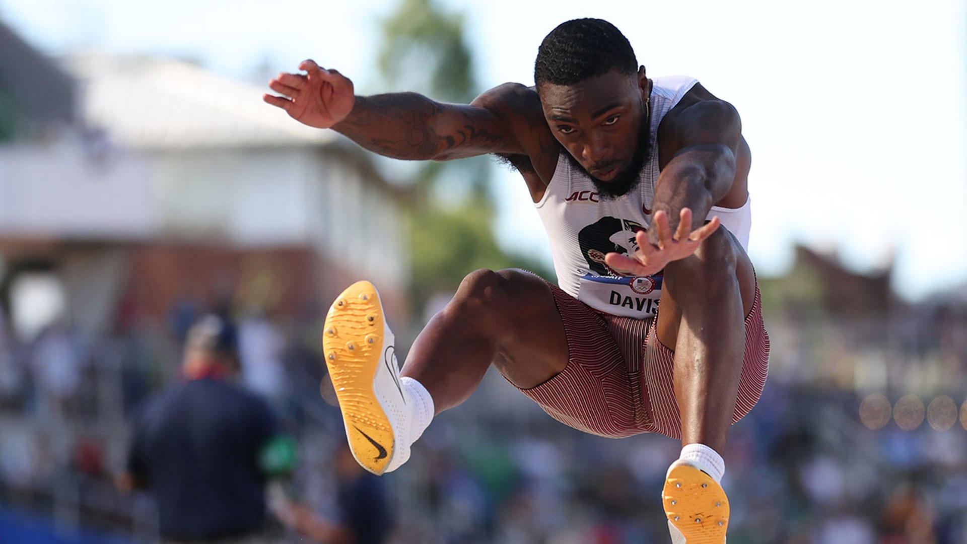 Jeremiah Davis competes