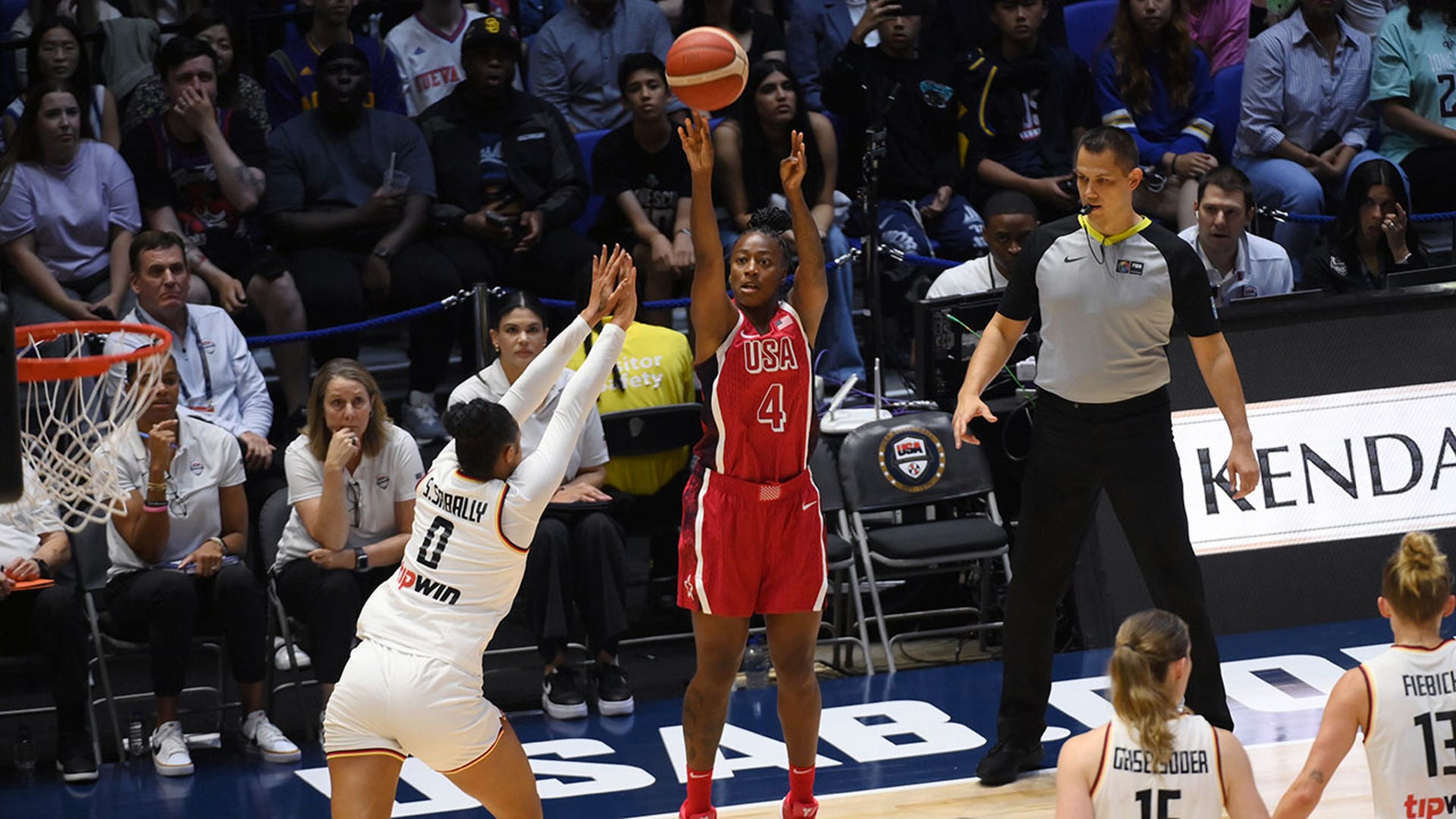 Jewell Loyd shoots