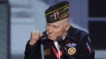 WWII veteran receives standing ovation, 'USA' chants after moving speech