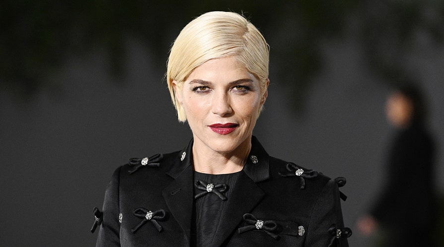 ‘Dancing with the Stars’ James Bond week: Selma Blair honors mom in blindfolded performance
