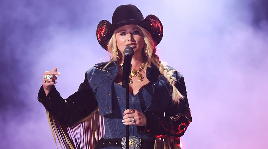 Miranda Lambert lashes out at fans during her concert