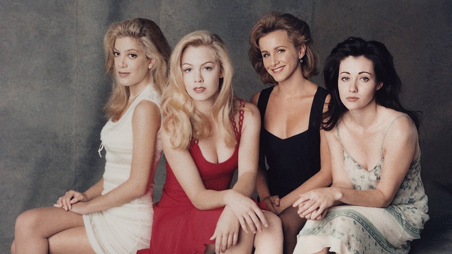 Tori Spelling, Jennie Garth, Gabrielle Carteris y Shannen Doherty posan para una foto mientras el reparto de "Beverly Hills: 90210"