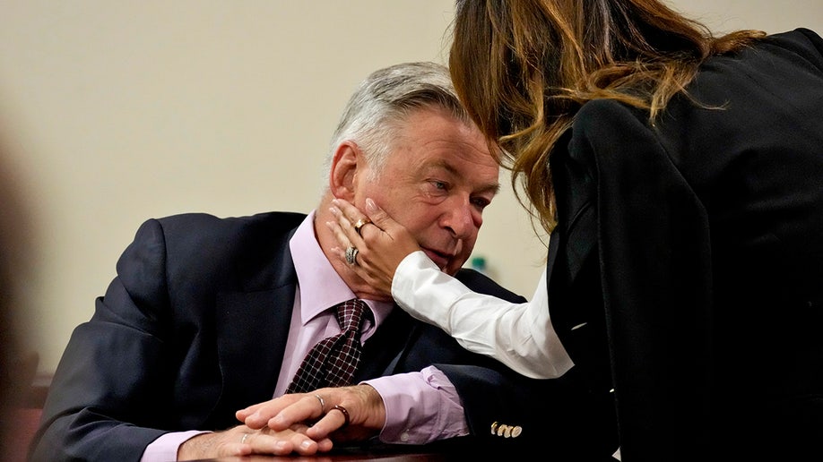 Alec Baldwin interactúa con su esposa Hilaria Baldwin durante su vista en el Tribunal de Distrito del Condado de Santa Fe