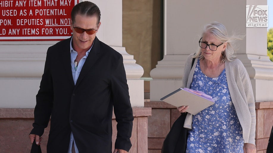 Stephen Baldwin y Elizabeth Keuchler salen del juzgado para almorzar durante el segundo día del juicio de su hermano Alec Baldwin