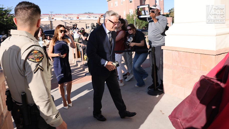 Alec Baldwin y su esposa Hilaria Baldwin llegan al Tribunal del Primer Distrito Judicial en Santa Fe, Nuevo México