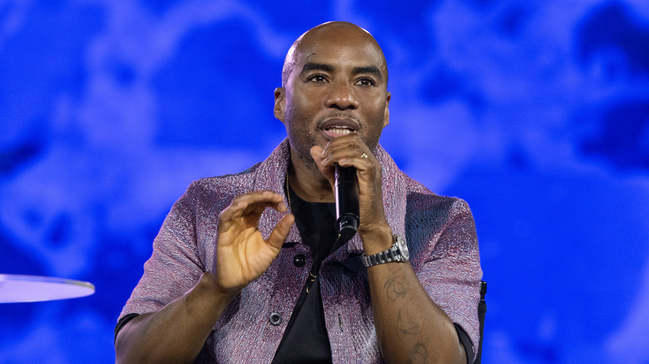 Charlamagne habla en el escenario