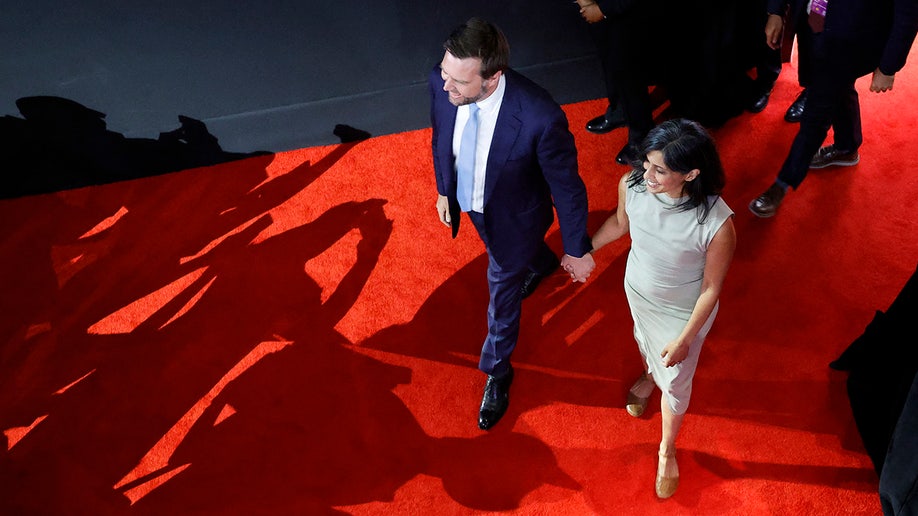 J. D. Vance y su esposa Usha Vance llegan el primer día de la Convención Nacional Republicana 2024 en el Fiserv Forum de Milwaukee, Wisconsin