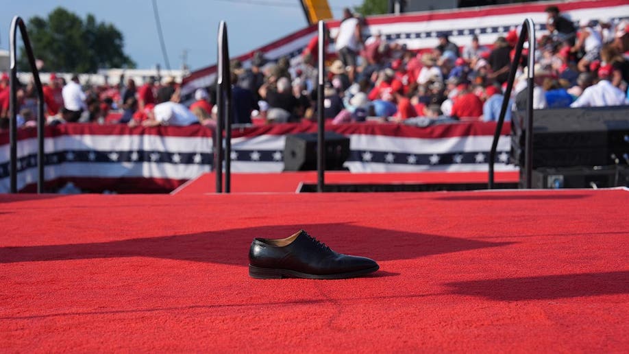 Zapato de Trump abandonado en el escenario del mitin