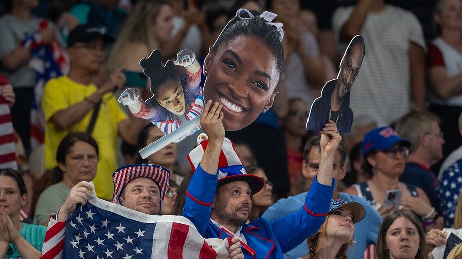 Fani Simone Biles wiwatują