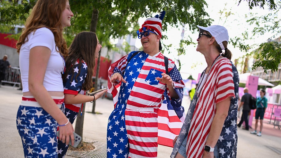 Kibice drużyny USA zbierają się