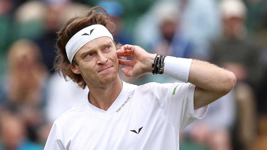 Russian tennis star Andrey Rublev smashes racquet against knee several times during Wimbledon loss thumbnail